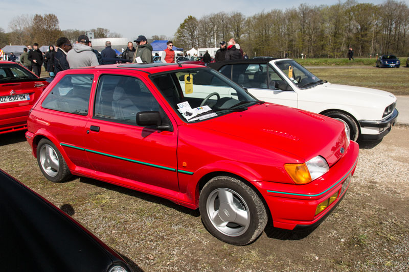 Une petite GTI totalement oubliée sauf par le passionné qui l’a préservée dans cet état parfait : une Ford Fiesta Turbo produite entre 1990 et 1992