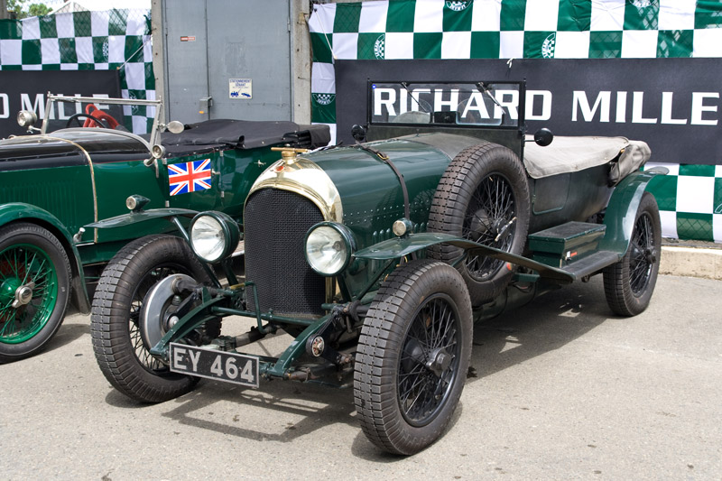 Bentley fait partie des premières marques à avoir gagné aux 24 Heures du Mans en 1924 avec un exemplaire similaire à cette trois litres de 1926, vue Au Mans Classic 2008