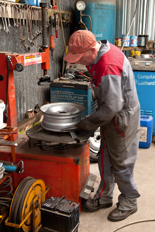 Le remplacement des pneus fait partie des services que proposent pratiquement tous les garages de France pour un tarif généralement raisonnable