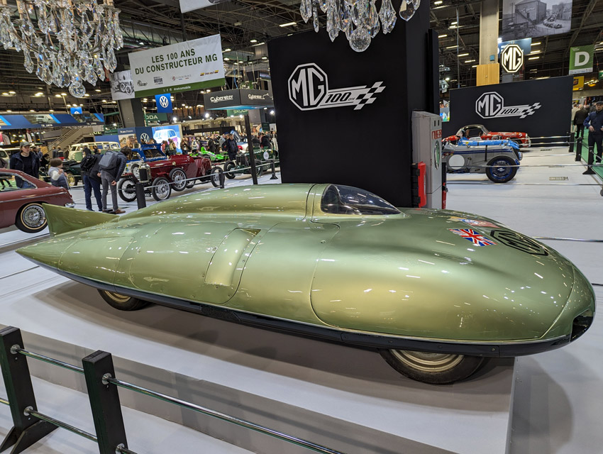 Le centenaire de la marque MG donnait lieu a une formidable exposition avec en vedette ce prototype des record EX 181 de 1959 qui illustre l’affiche du Salon