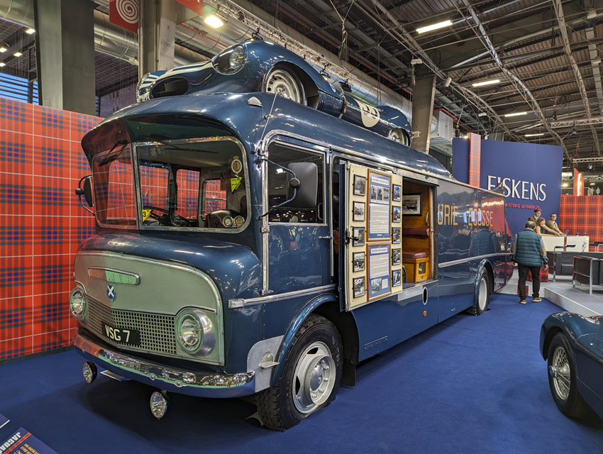 Au fil des stands, on découvrait quelques trésors comme ce spectaculaire camion Commer TS3 de 1959 de l’Ecurie Ecosse