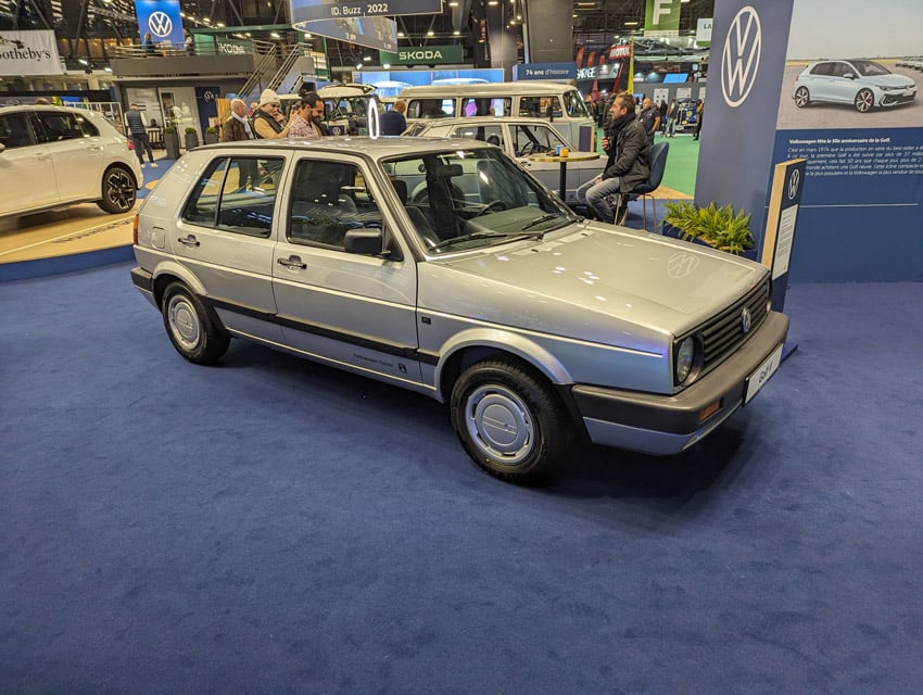 Un peu sévère, l’exposition consacrée aux 50 ans de la Volkswagen Golf présentait un exemplaire de chaque génération, tous revêtus d’une teinte gris métal
