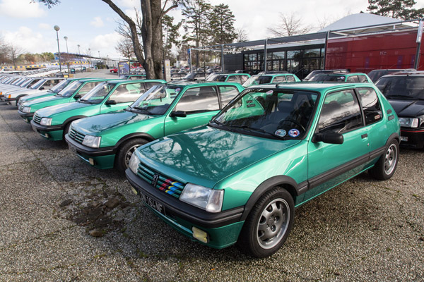 Réunie dans le « Village » du circuit du Mans, ces 205 GTI « Griffe » reconnaissables à leurs couleurs célébraient les 40 ans du modèle les 2 et 3 mars 2024