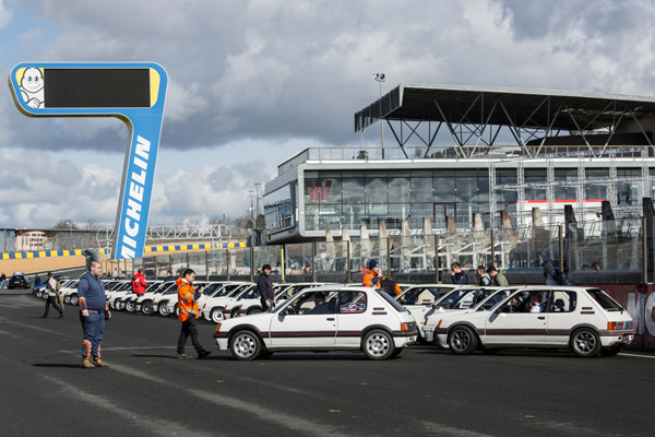 Le 3 mars à l’occasion des 40 ans de la 205 GTI, 200 exemplaires ont été alignées par couleur sur la ligne droite des stands