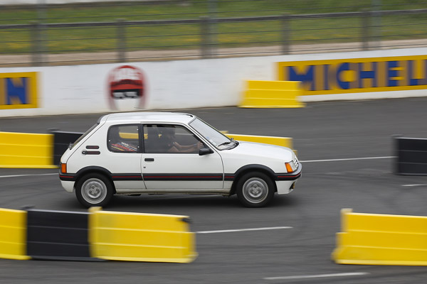 La Peugeot 205 GTI est l’un des porte drapeaux du phénomène Youngtimers. Ici un exemplaire vu à Montlhéry lors du Youngtimers Festival