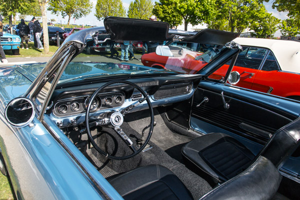 La séduction du style des Mustang de première génération se poursuit à l’intérieur grâce aux nombreux chromes et cadrans