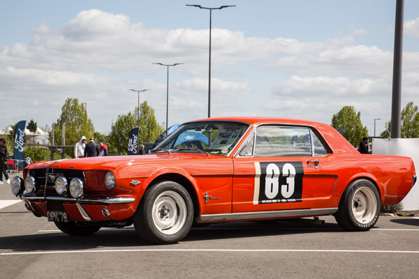 Cette réplique reproduit la première Mustang ayant remporté une victoire dans sa classe en 1964 au Tour de France Automobile
