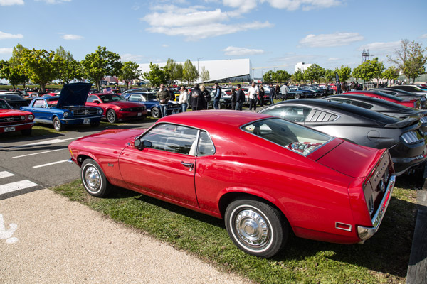 Les Mustang proposaient un catalogue très riche de versions et d’options : on reconnaît ici un Fastback de 1970 dans une sympathique configuration d’origine sans bandes ni pneus larges