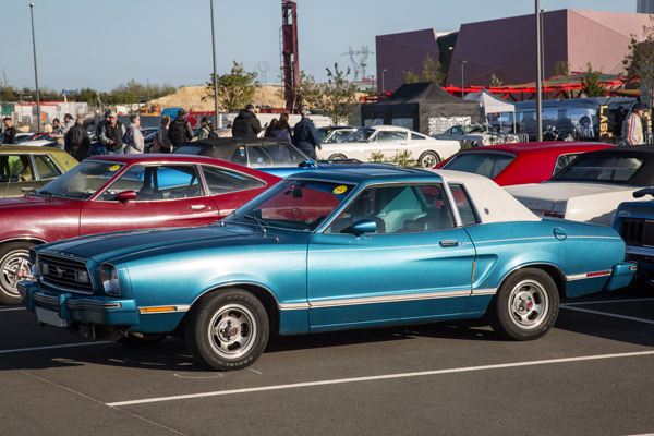 Lancée durant la première crise pétrolière en 1974, la Mustang II jouait sur le luxe de sa présentation plutôt que ses performances