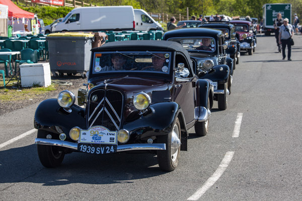 Interminable cortège d’arrivants à la célébration, mené par un cabriolet de 1939