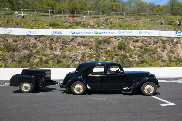 Une Citroën Traction 11B et sa remorque Kiva équipée des même jantes « BM » que la voiture