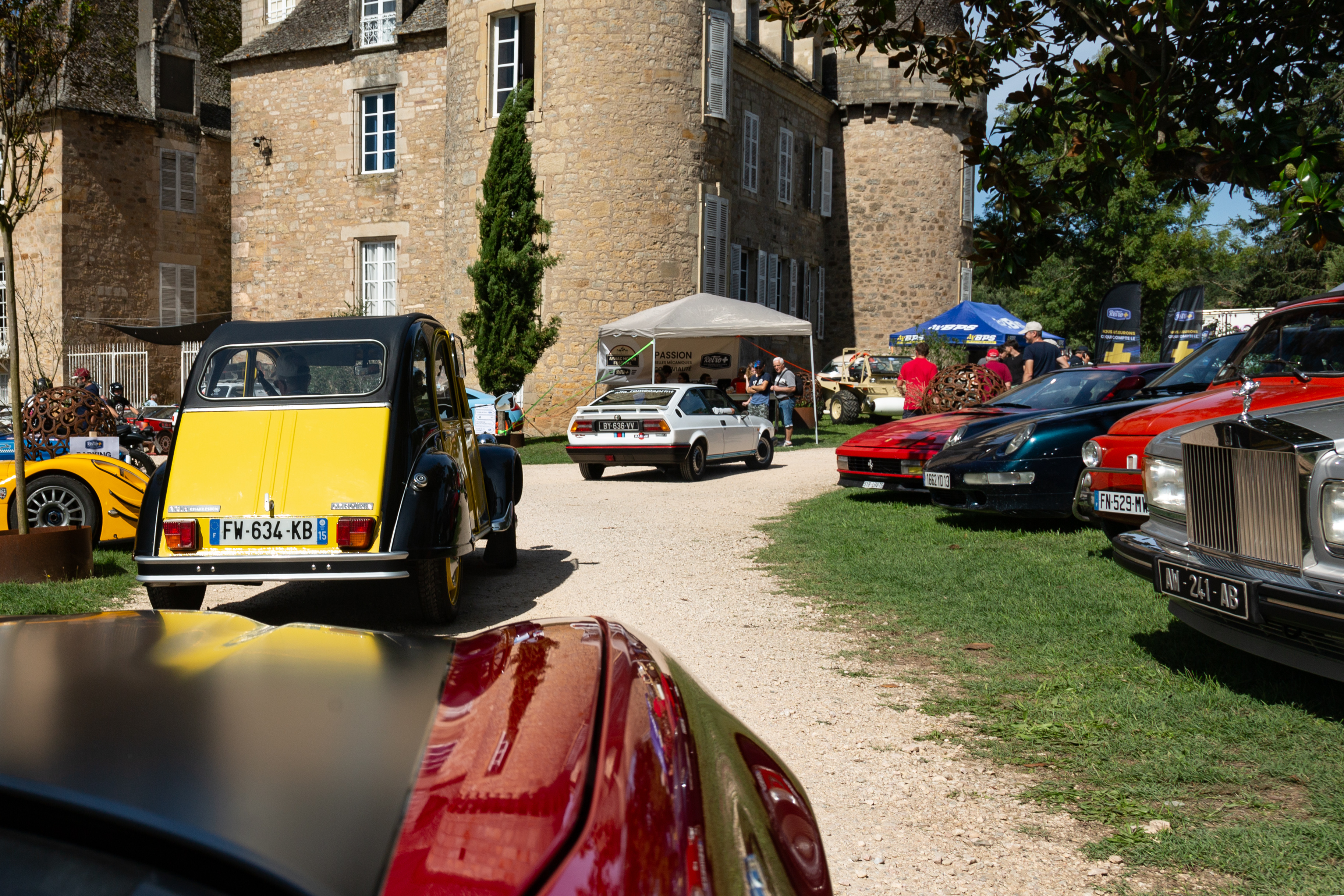 Le retour au château des participants au Rallye touristique le samedi. 