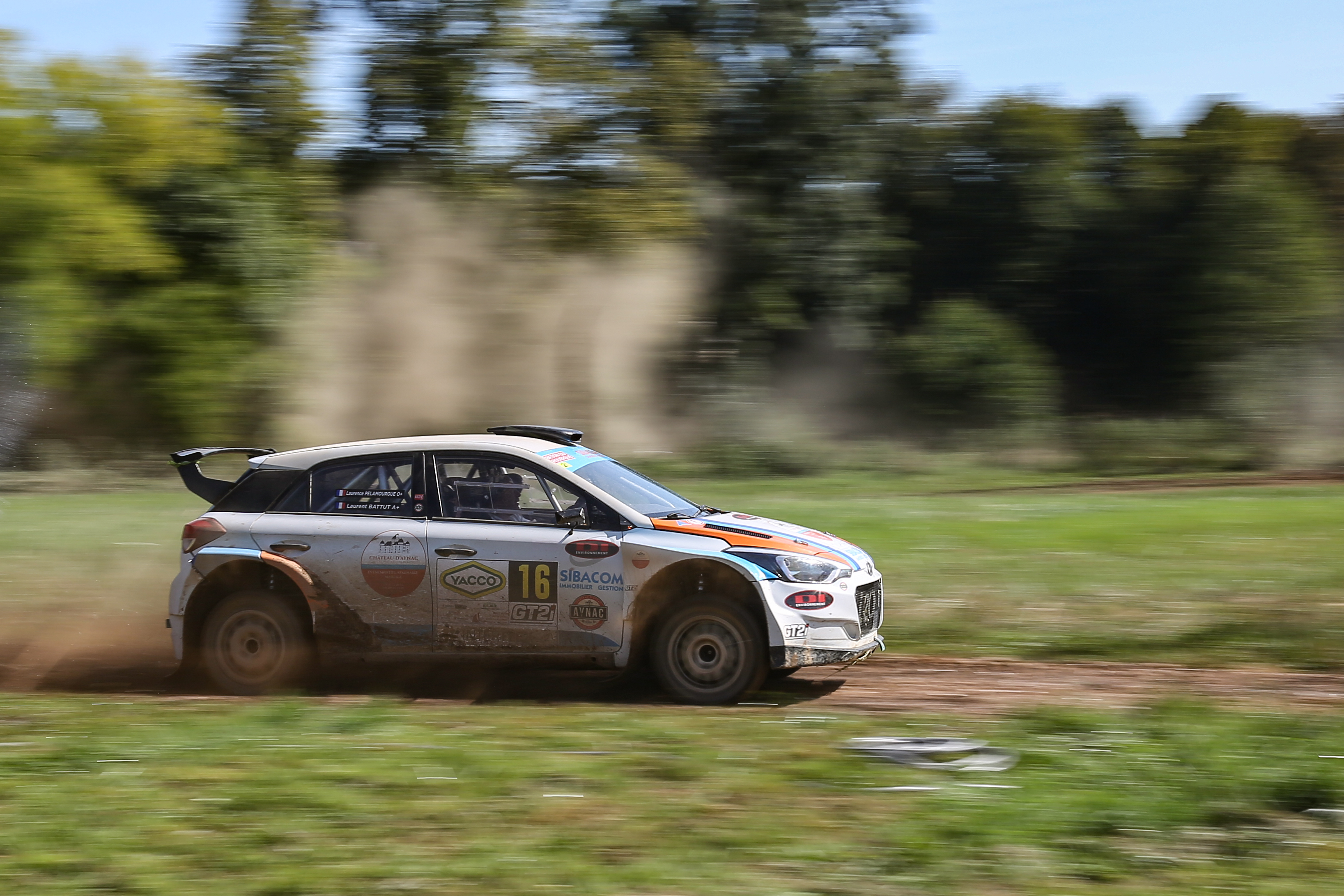 La piste de terre aménagée devant le château a été l’occasion de plusieurs démonstrations dont celle de cette Hyundai i20 R5 pilotée par Laurent Battut.