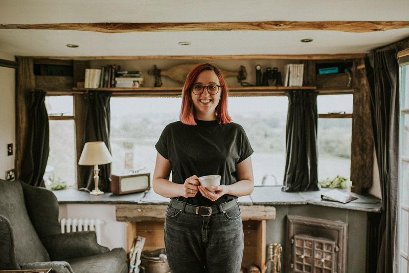 Femme heureuse avec café dans son mobil-home