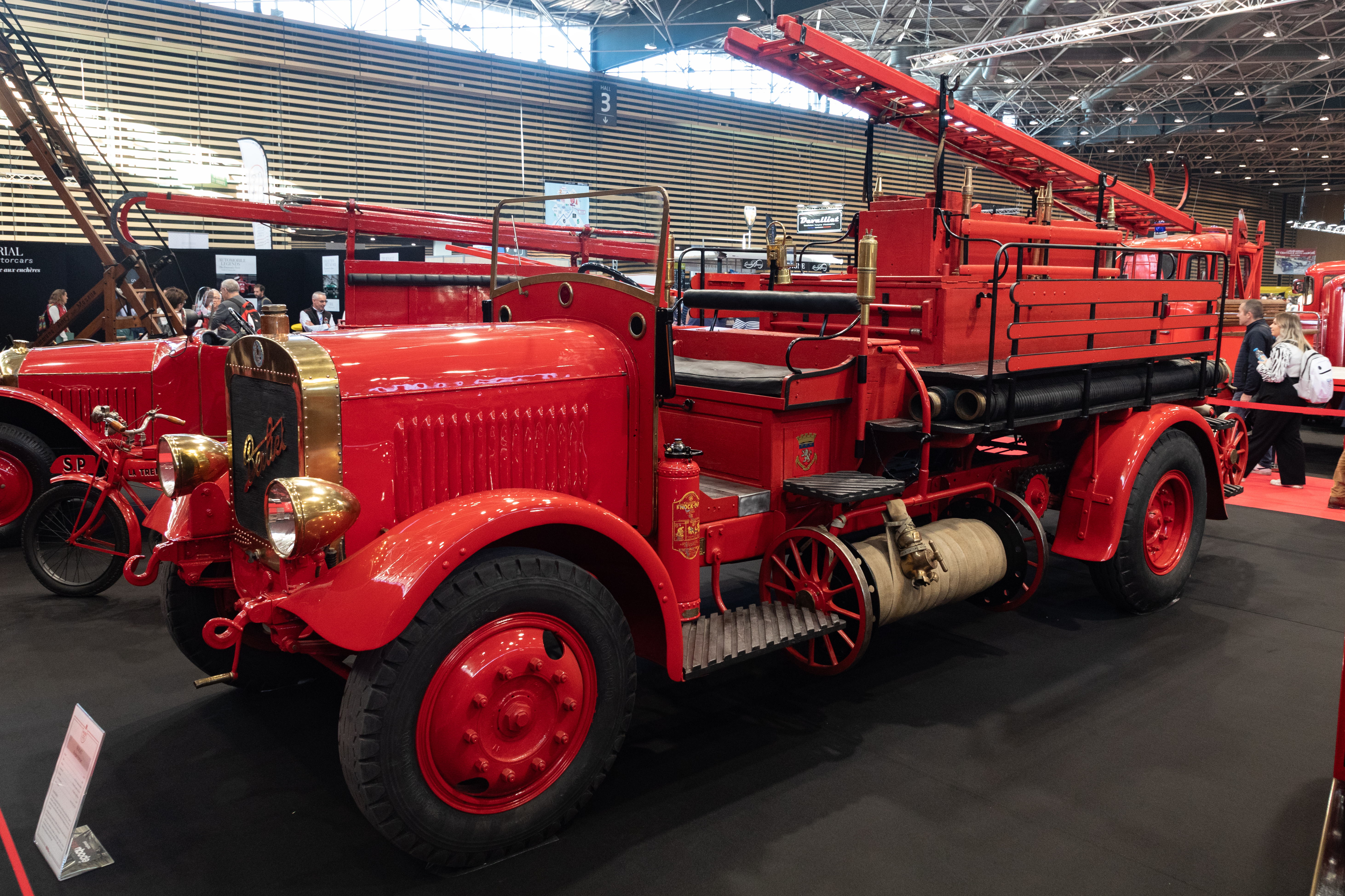 Remarquable exposition de véhicules de pompiers : ici un Berliet CB1 de 1919. 