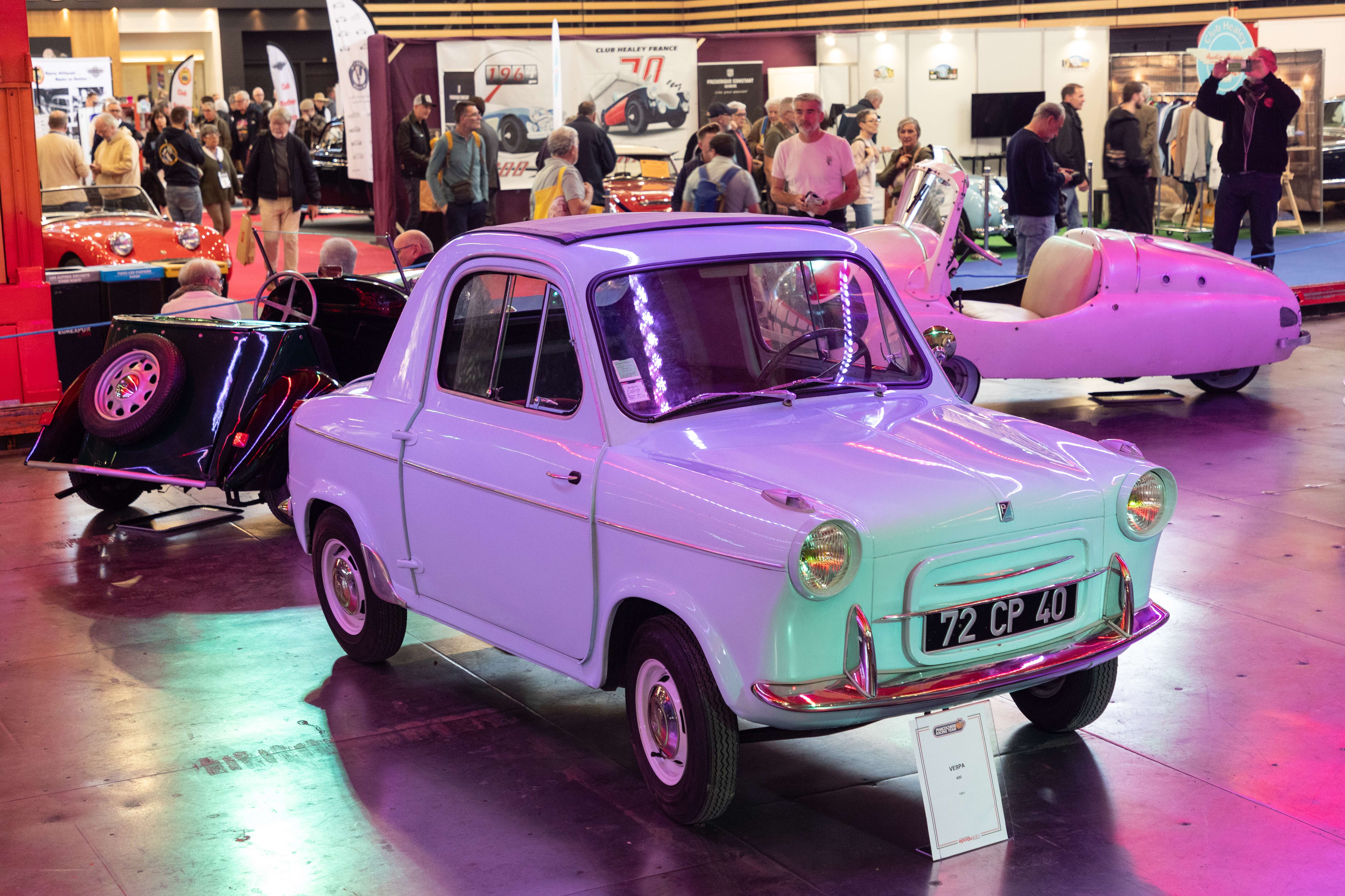 Une fabuleuse exposition de microcars présentait notamment cette célèbre Vespa 400