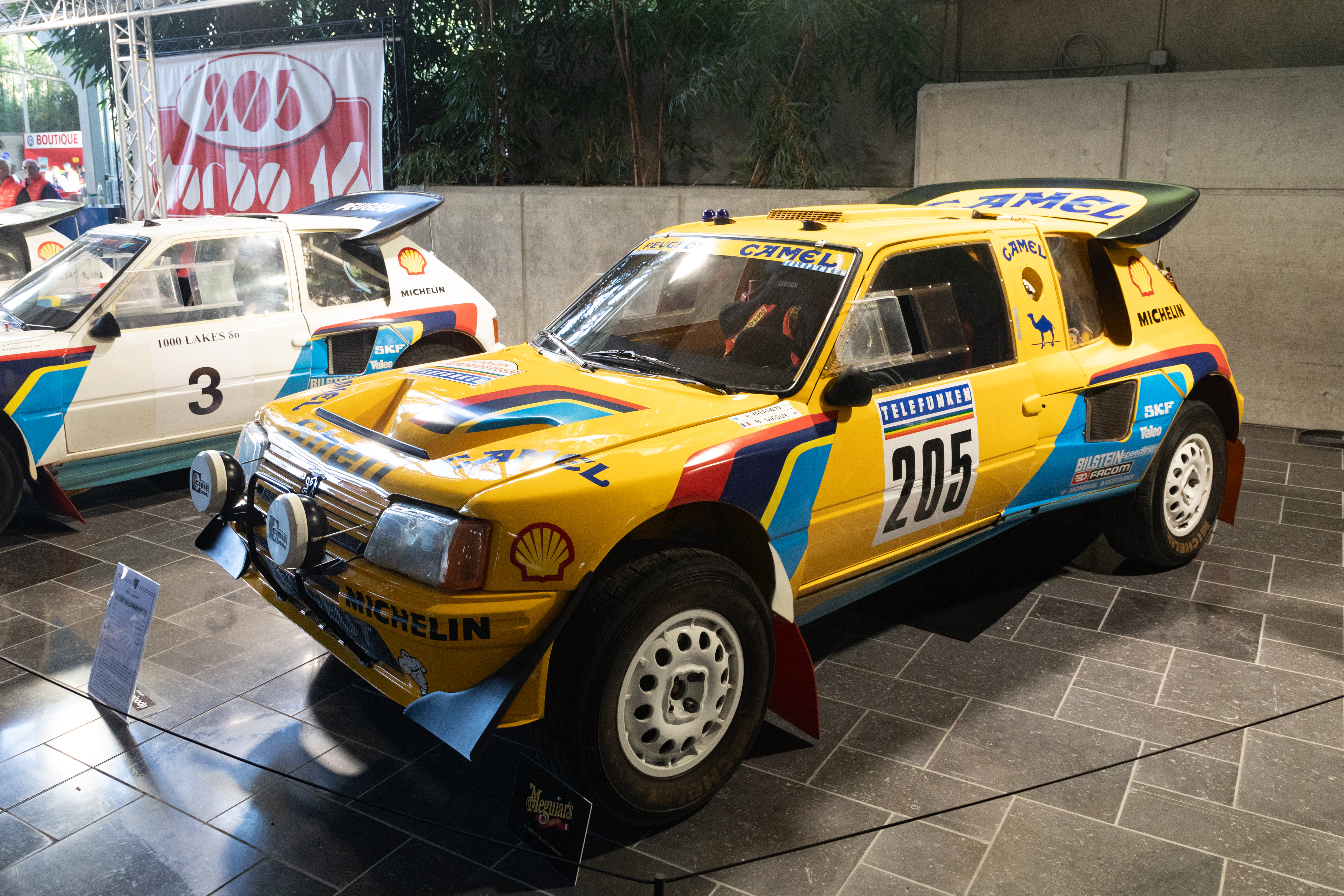 Une exposition consacrée à la 205 T16 présentait notamment ce modèle du Paris Dakar 1987 piloté par Ari Vatanen