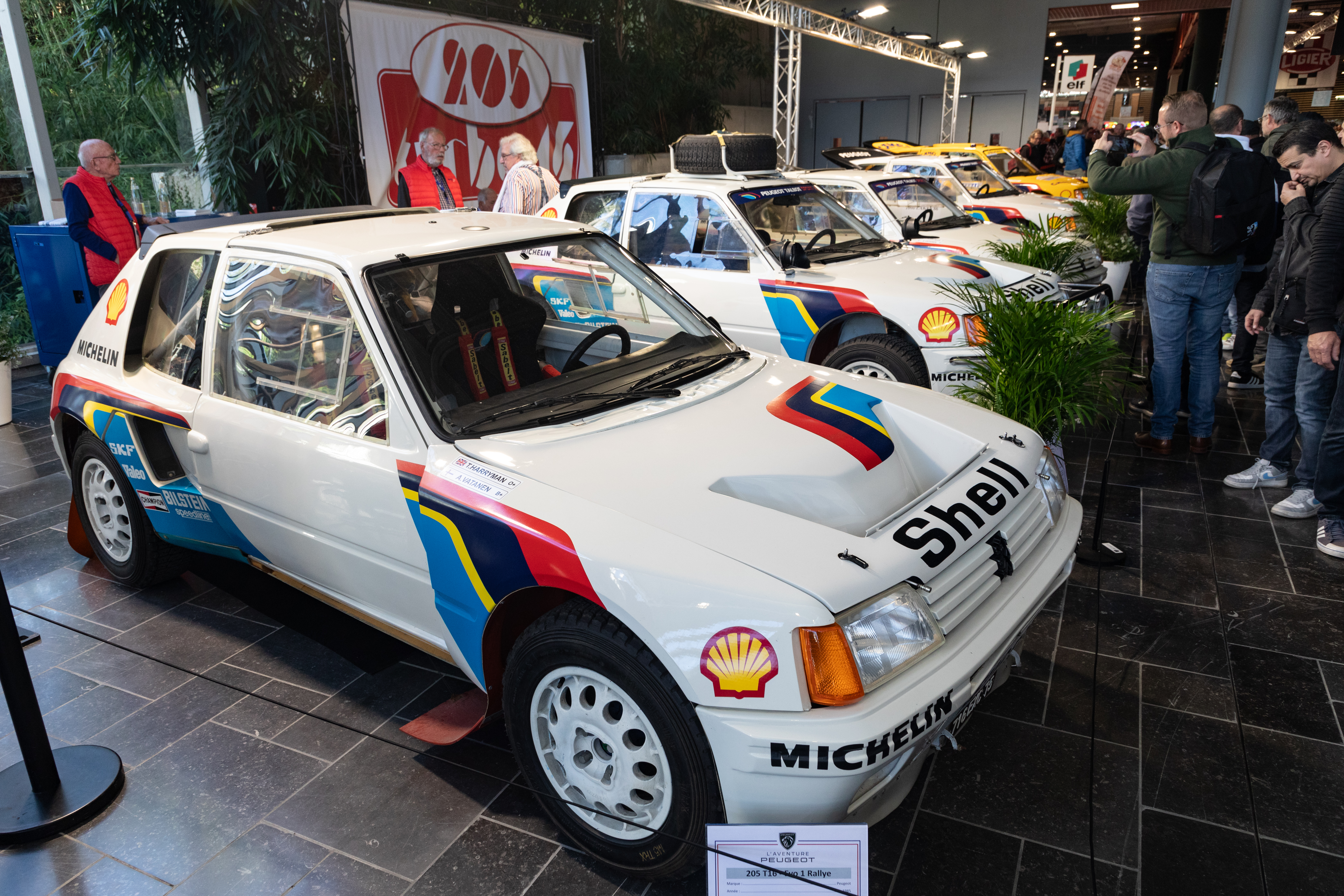 Au premier plan une 205 T16 Evo1 de 1985 encore pilotée par Vatanen