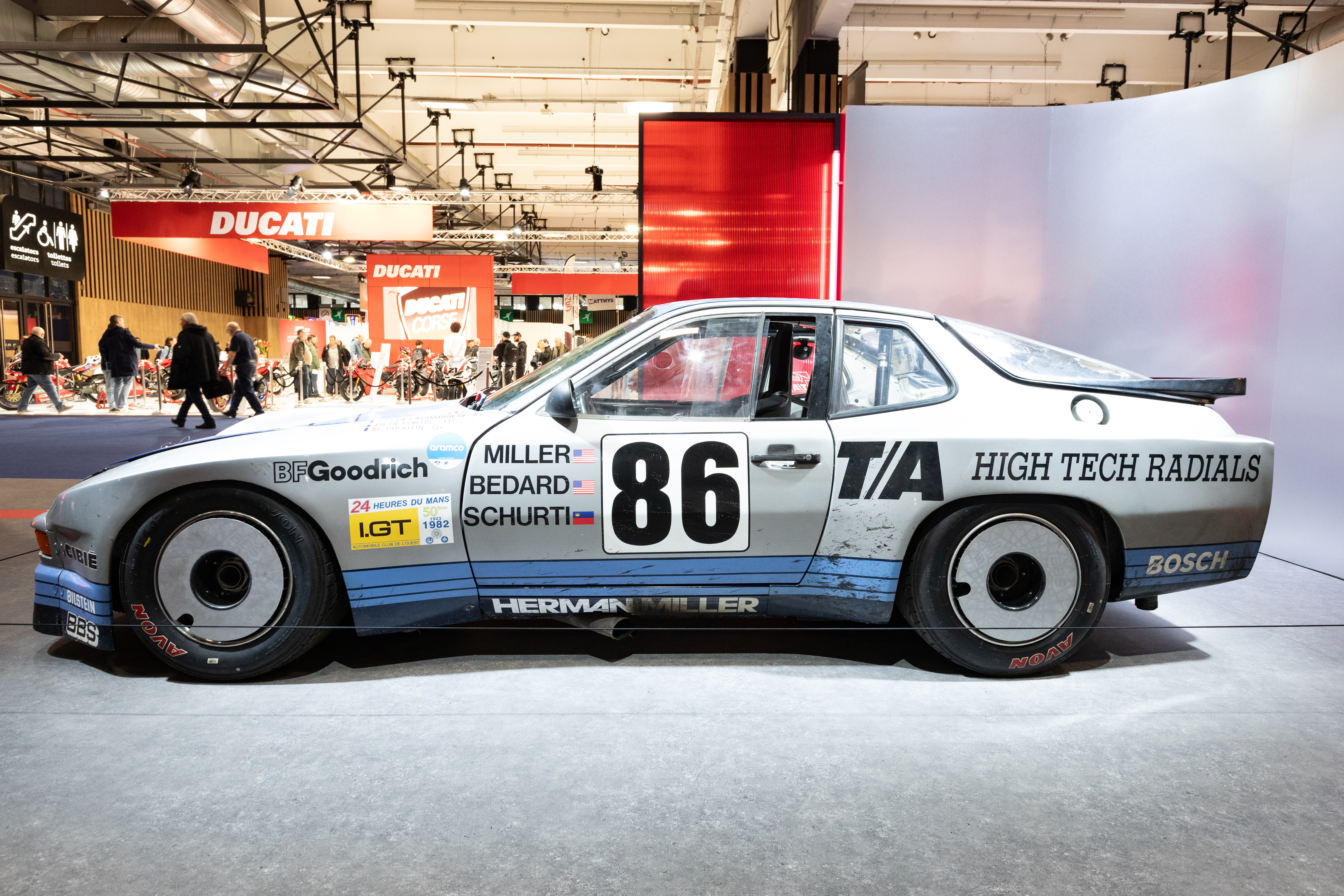 Spectaculaire Porsche 924 victorieuse de classe aux 24 Heures du Mans 1982 exposée sur le stand Porsche