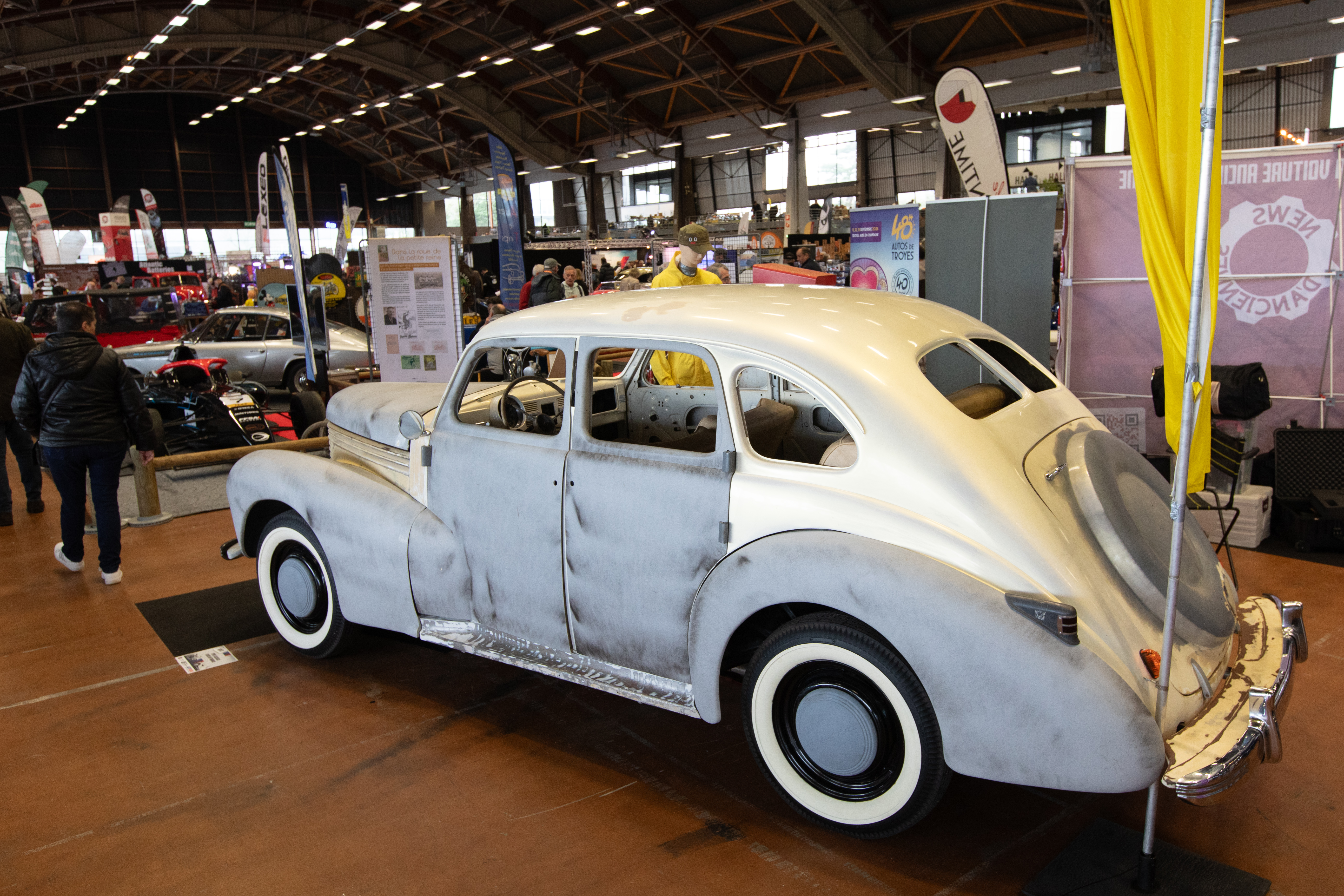 Opel Kapitän de 1950 en cours de restauration