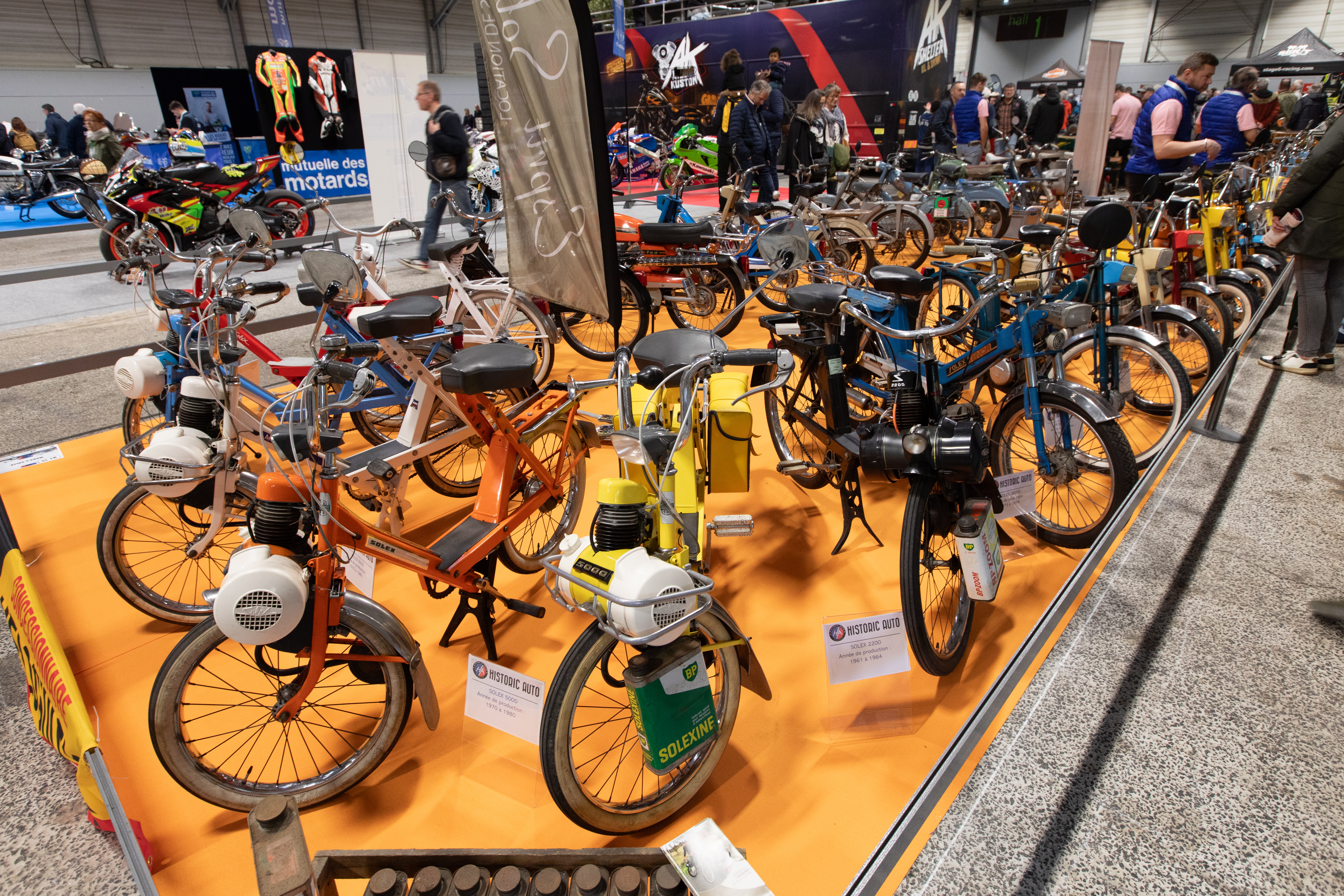 rassemblement de Solex et cyclos pour célébrer les 80 ans du vélomoteur